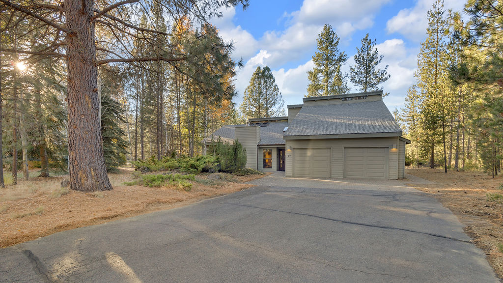 22 Aspen, a mountain home tucked among ponderosa pines in Sunriver, Oregon
